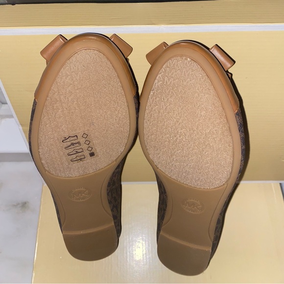 Michael Kors Signature Print Gale Flats, Size 7.5, Color: Brown - Picture 8 of 10